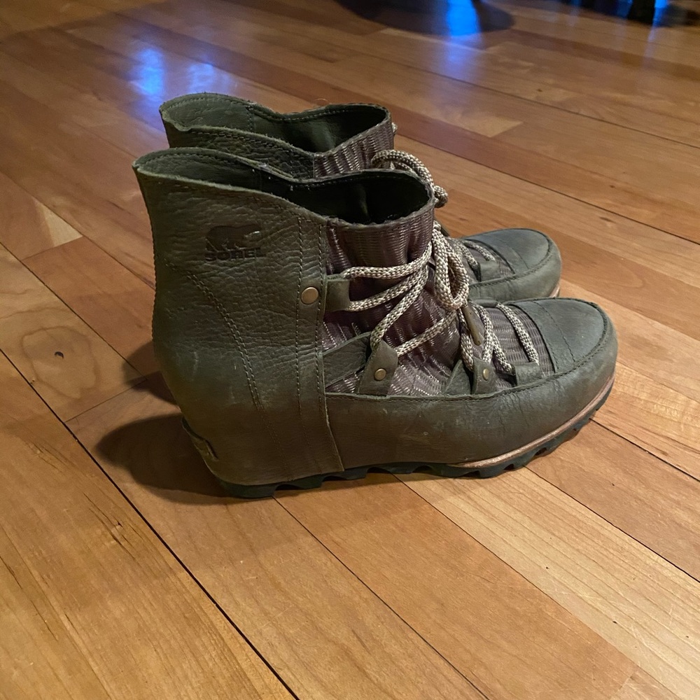 Women’s sorels size 8 green